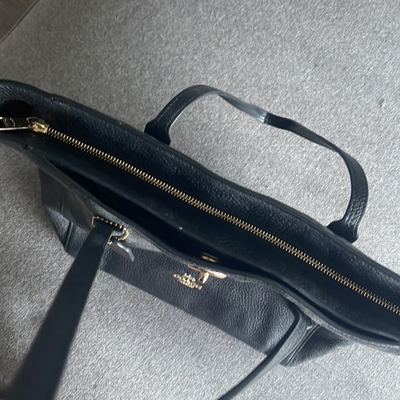 Coach shoulder tore bag with additional front clasp pocket - Picture 8 of 8